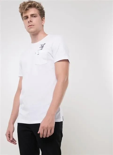 camiseta com caveira no bolso camiseta com caveira no bolso