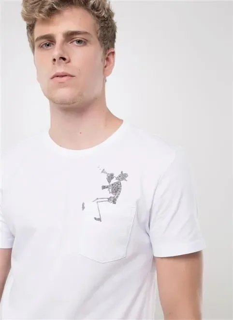 camiseta com caveira no bolso camiseta com caveira no bolso