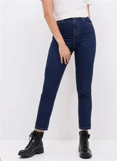 calça mom em jeans escuro calça mom em jeans escuro
