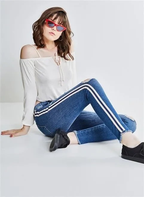 calça com faixa na lateral e rasgos calça com faixa na lateral e rasgos