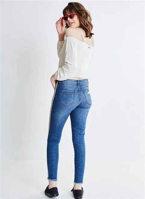 calça com faixa na lateral e rasgos calça com faixa na lateral e rasgos