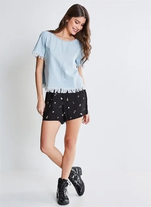 blusa em jeans com barra desfiada blusa em jeans com barra desfiada