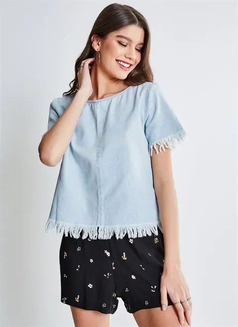 blusa em jeans com barra desfiada blusa em jeans com barra desfiada