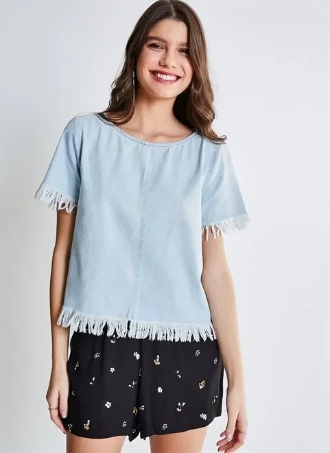 blusa em jeans com barra desfiada blusa em jeans com barra desfiada