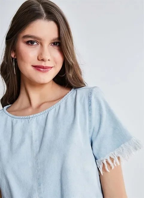 blusa em jeans com barra desfiada blusa em jeans com barra desfiada