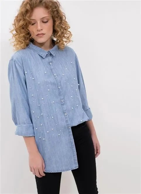 camisa azul com pérolas camisa azul com pérolas