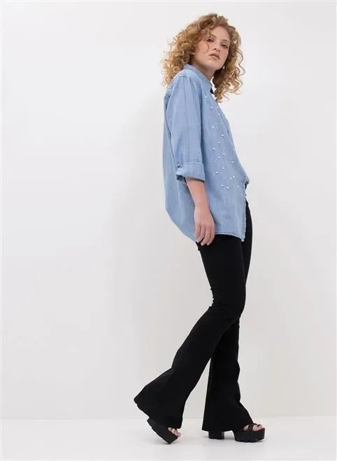 camisa azul com pérolas camisa azul com pérolas