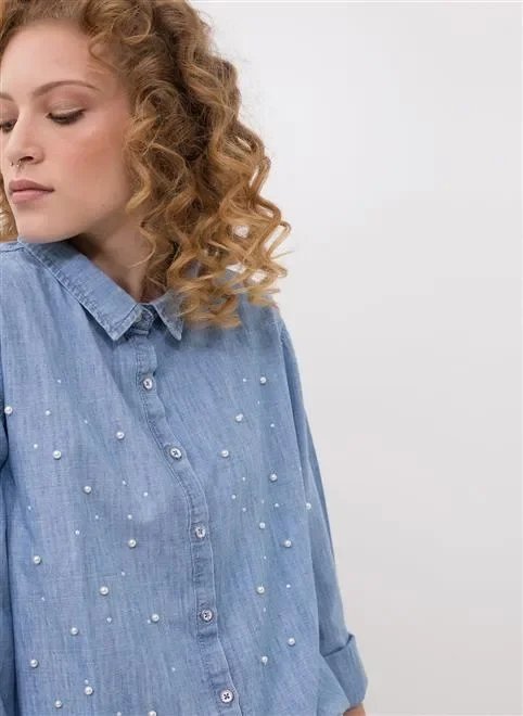 camisa azul com pérolas camisa azul com pérolas