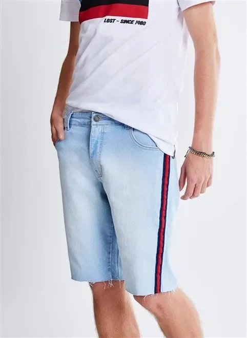bermuda em jeans com faixa nas laterais bermuda em jeans com faixa nas laterais
