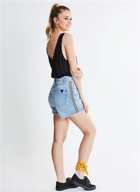 short jeans com listras na lateral short jeans com listras na lateral
