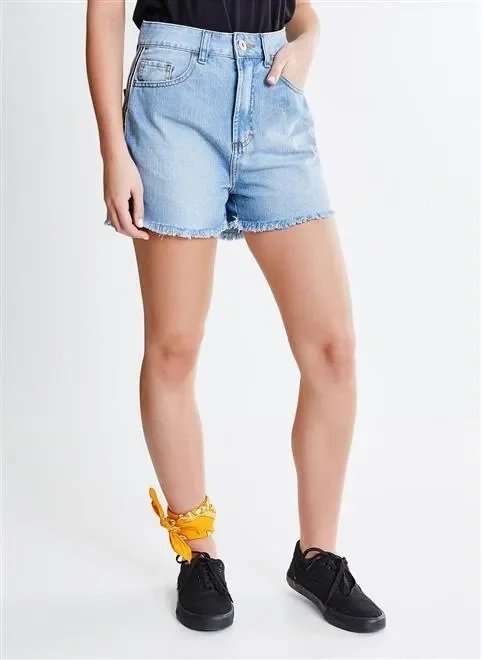 short jeans com listras na lateral short jeans com listras na lateral