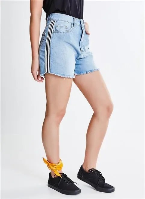 short jeans com listras na lateral short jeans com listras na lateral