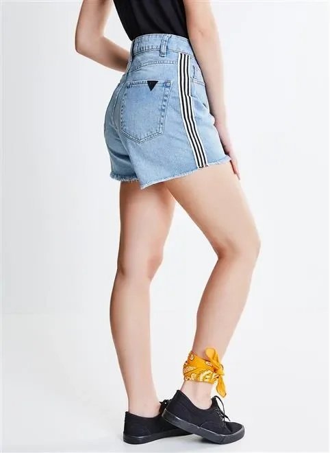 short jeans com listras na lateral short jeans com listras na lateral
