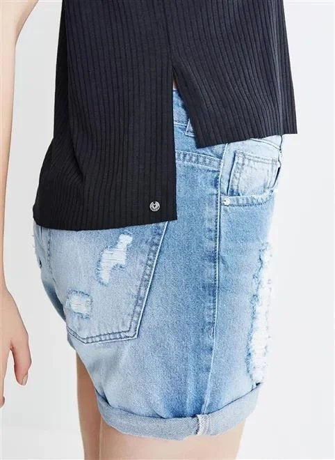 short em jeans médio com rasgos short em jeans médio com rasgos