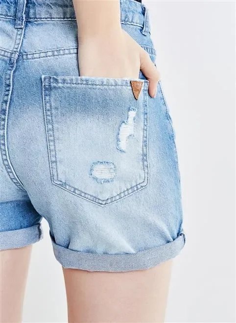 short em jeans médio com rasgos short em jeans médio com rasgos
