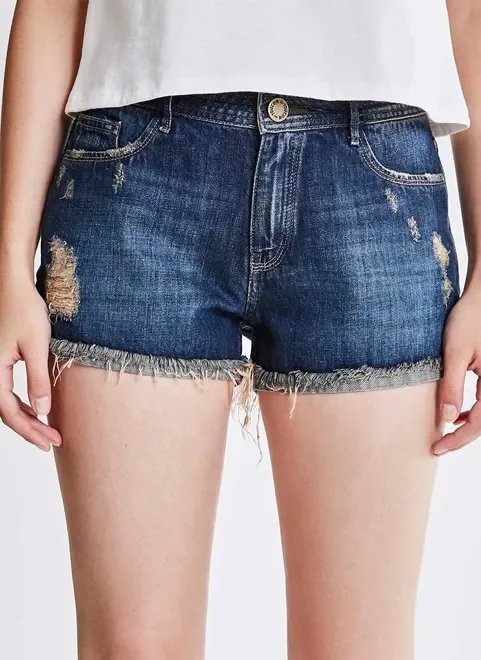 short em jeans escuro com barra desfiada short em jeans escuro com barra desfiada
