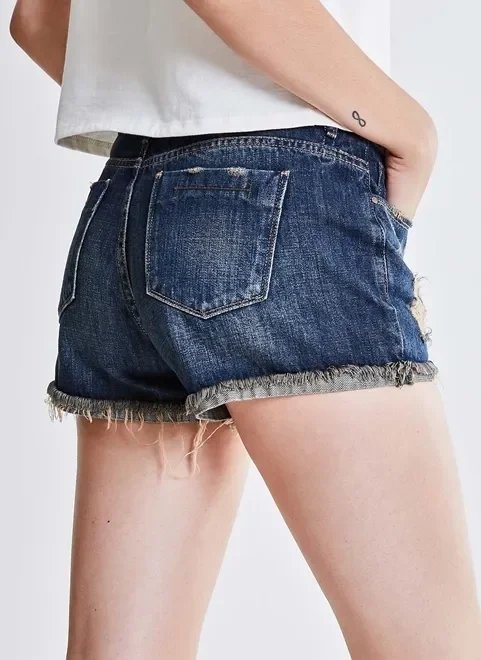 short em jeans escuro com barra desfiada short em jeans escuro com barra desfiada