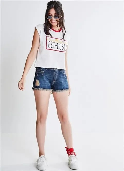 short em jeans escuro com barra desfiada short em jeans escuro com barra desfiada
