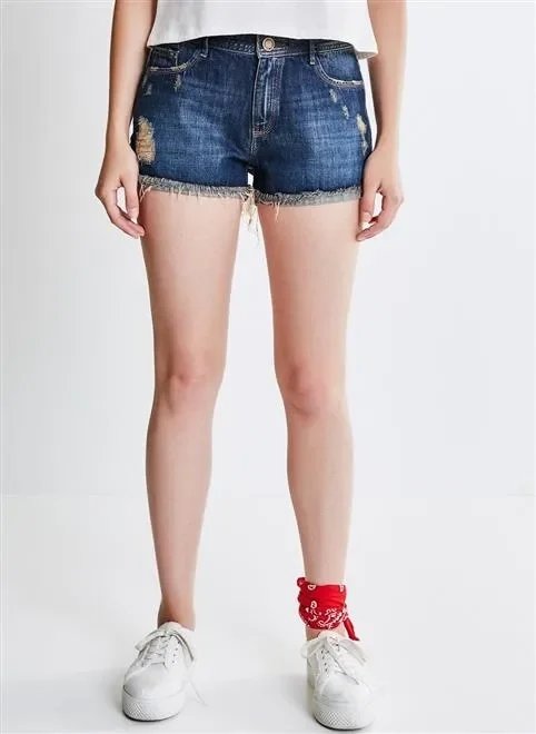 short em jeans escuro com barra desfiada short em jeans escuro com barra desfiada