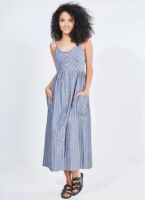 vestido midi com listras e bolsos vestido midi com listras e bolsos