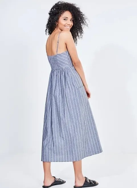 vestido midi com listras e bolsos vestido midi com listras e bolsos