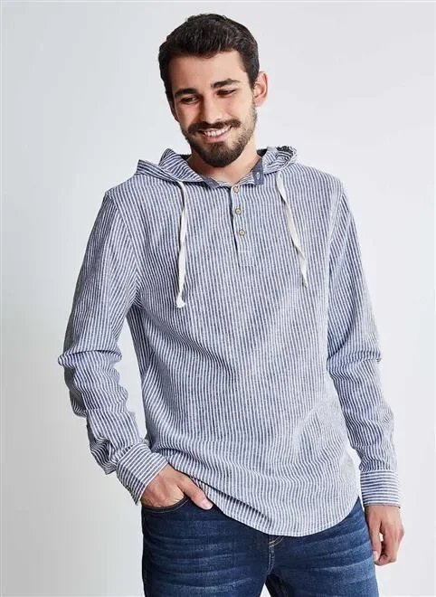 camisa em linho listrada com botões e capuz camisa em linho listrada com botões e capuz