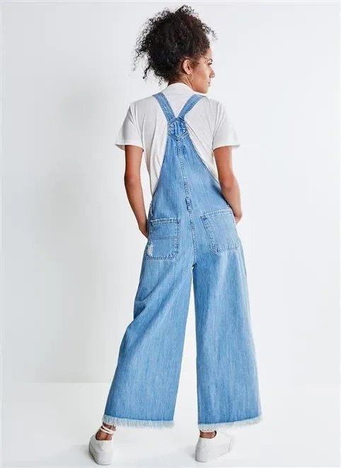 macacão pantacourt em jeans macacão pantacourt em jeans