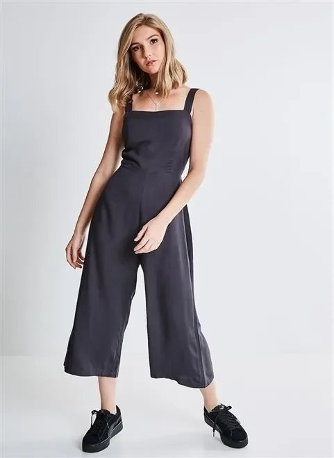 macacão pantacourt com amarração macacão pantacourt com amarração