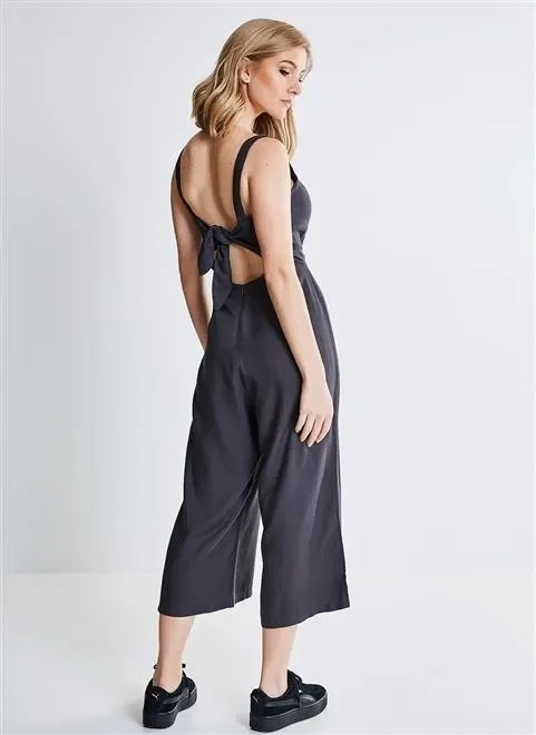 macacão pantacourt com amarração macacão pantacourt com amarração