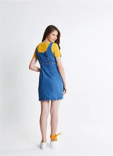 vestido em jeans com botões e recortes vestido em jeans com botões e recortes