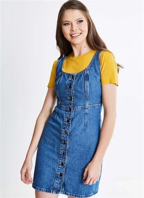 vestido em jeans com botões e recortes vestido em jeans com botões e recortes