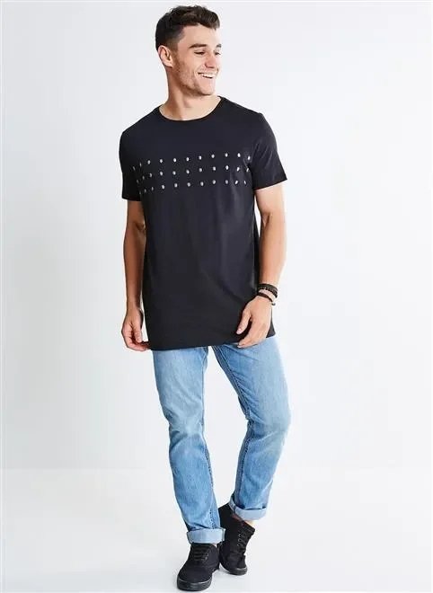 camiseta alongada com aplicações camiseta alongada com aplicações