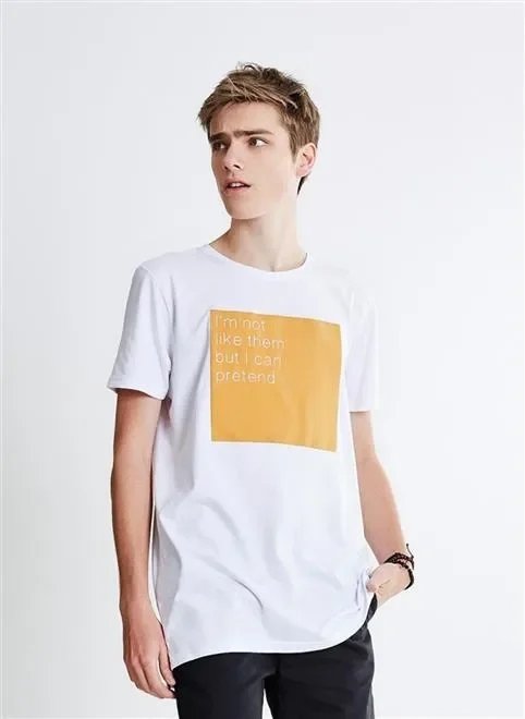 camiseta 'i'm not like them but i can pretend" camiseta 'i'm not like them but i can pretend"