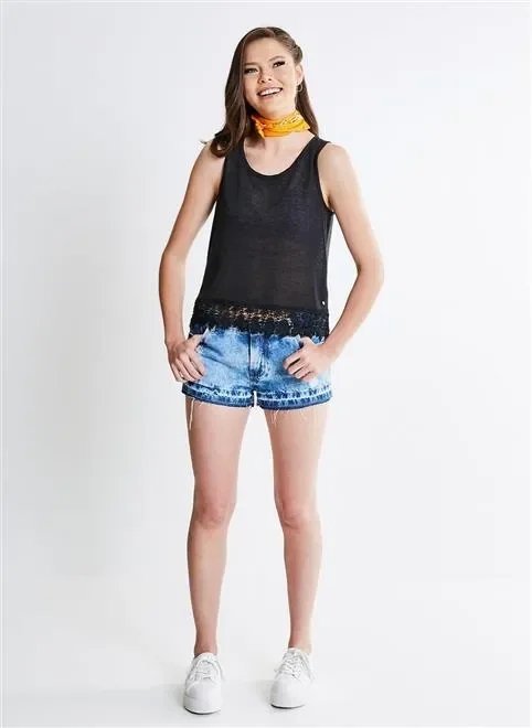 short cintura baixa em jeans marmorizado com puídos short cintura baixa em jeans marmorizado com puídos