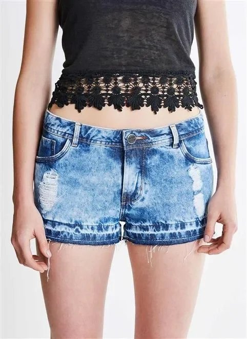 short cintura baixa em jeans marmorizado com puídos short cintura baixa em jeans marmorizado com puídos