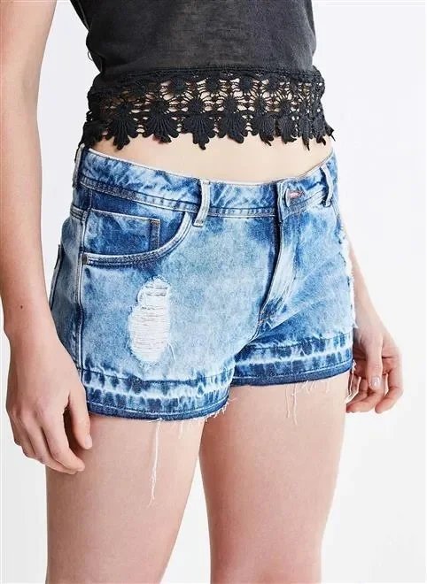 short cintura baixa em jeans marmorizado com puídos short cintura baixa em jeans marmorizado com puídos