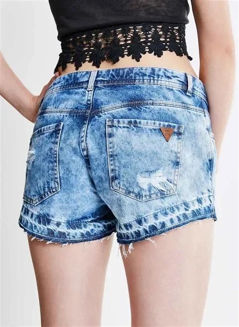 short cintura baixa em jeans marmorizado com puídos short cintura baixa em jeans marmorizado com puídos